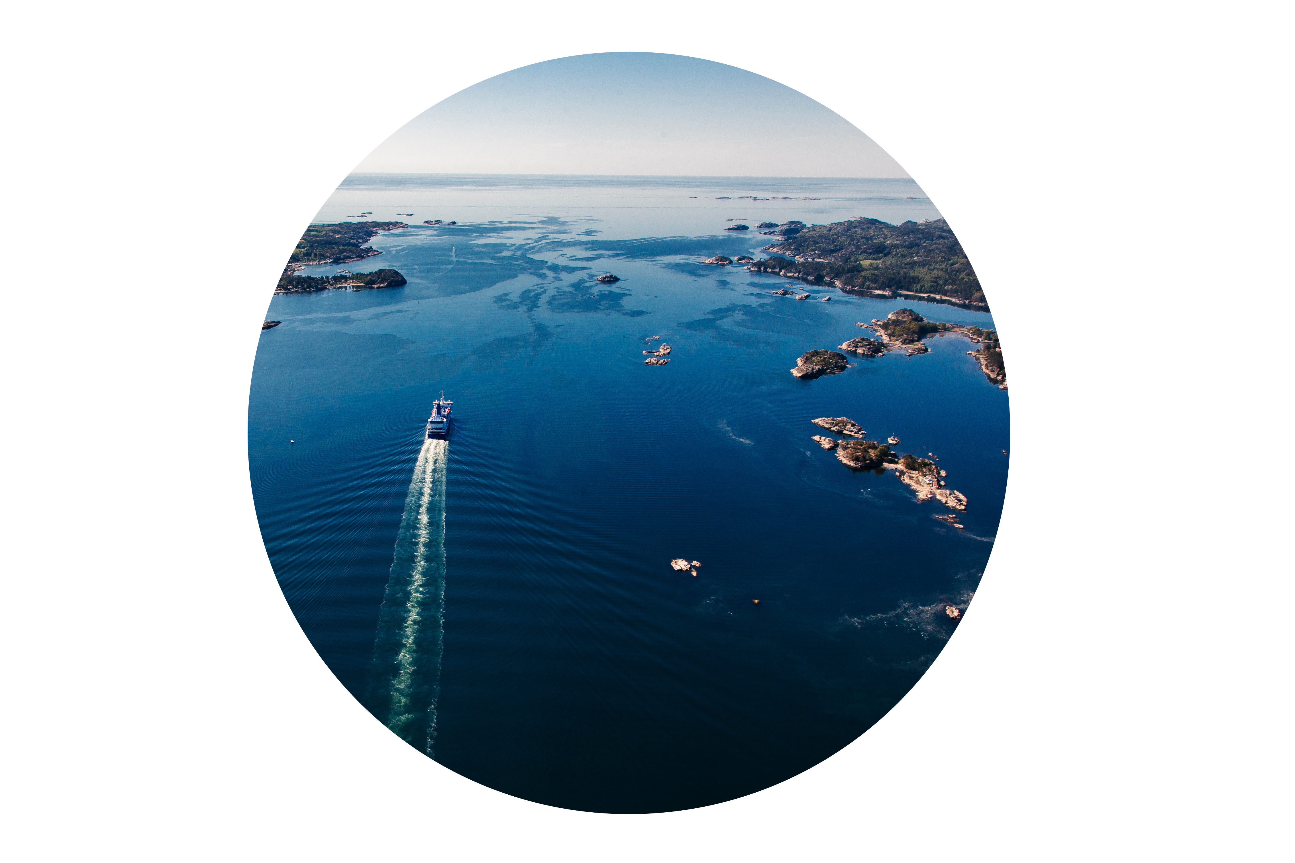 Flyfoto over hav med øyer og en ferge