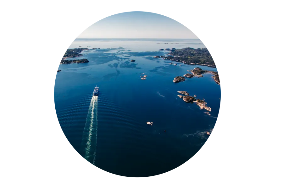 Flyfoto over hav med øyer og en ferge