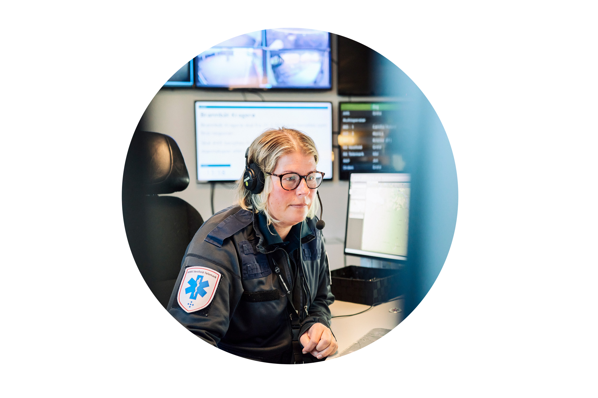 AMK-operatør sitter ved en pult i AMK-sentralen
