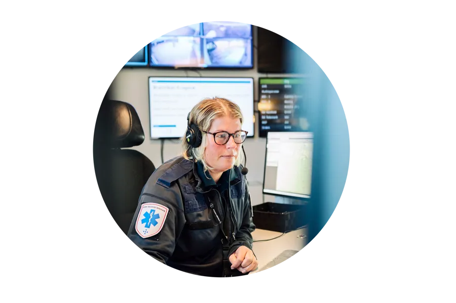 AMK-operatør sitter ved en pult i AMK-sentralen