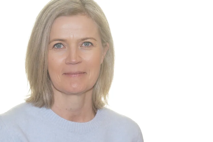 En person med blondt hår