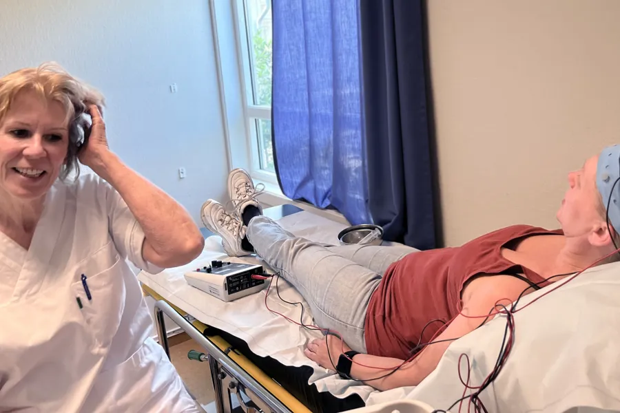 En lege som snakker med en pasient