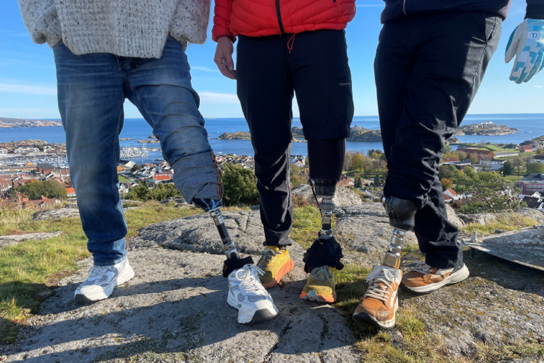 En gruppe mennesker som står på en avsats