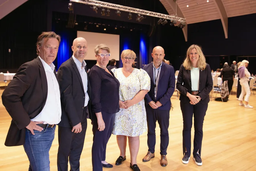 En gruppe mennesker som poserer for et bilde