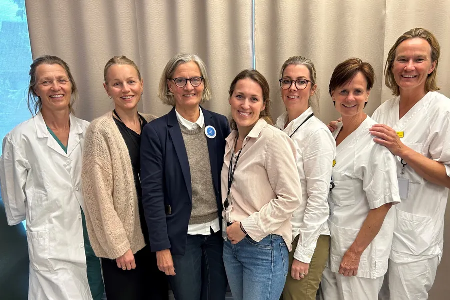 En gruppe kvinner i hvite labfrakker