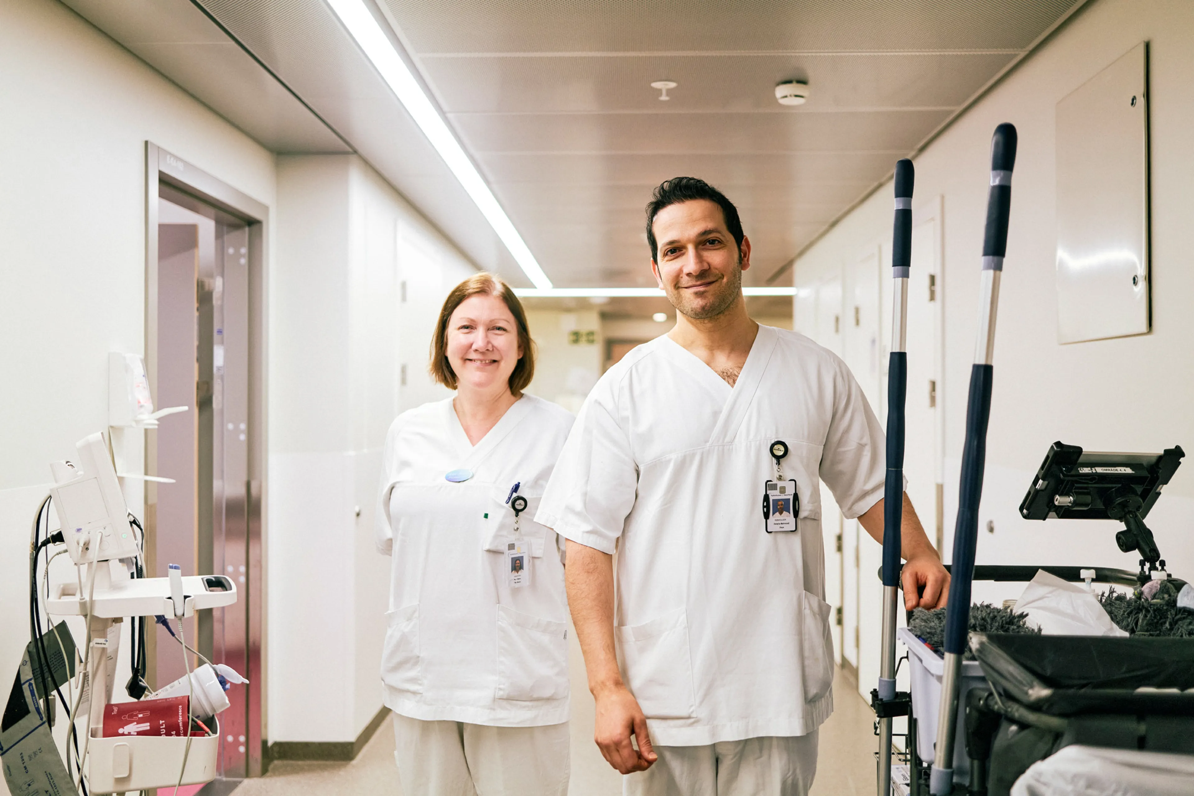 En mann og en kvinne i hvite laboratoriefrakker