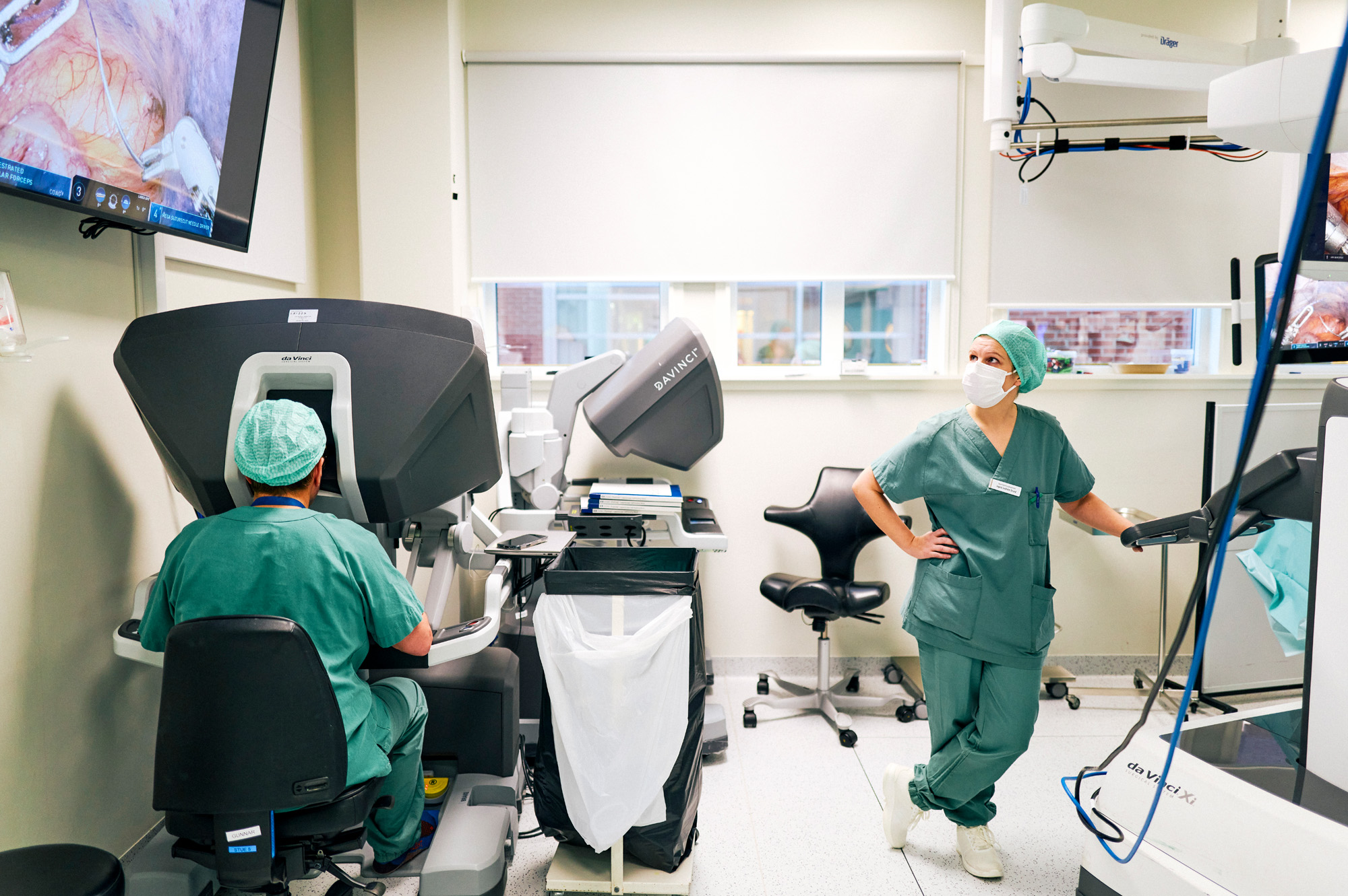 Kirurg opererer via en operasjonsrobot