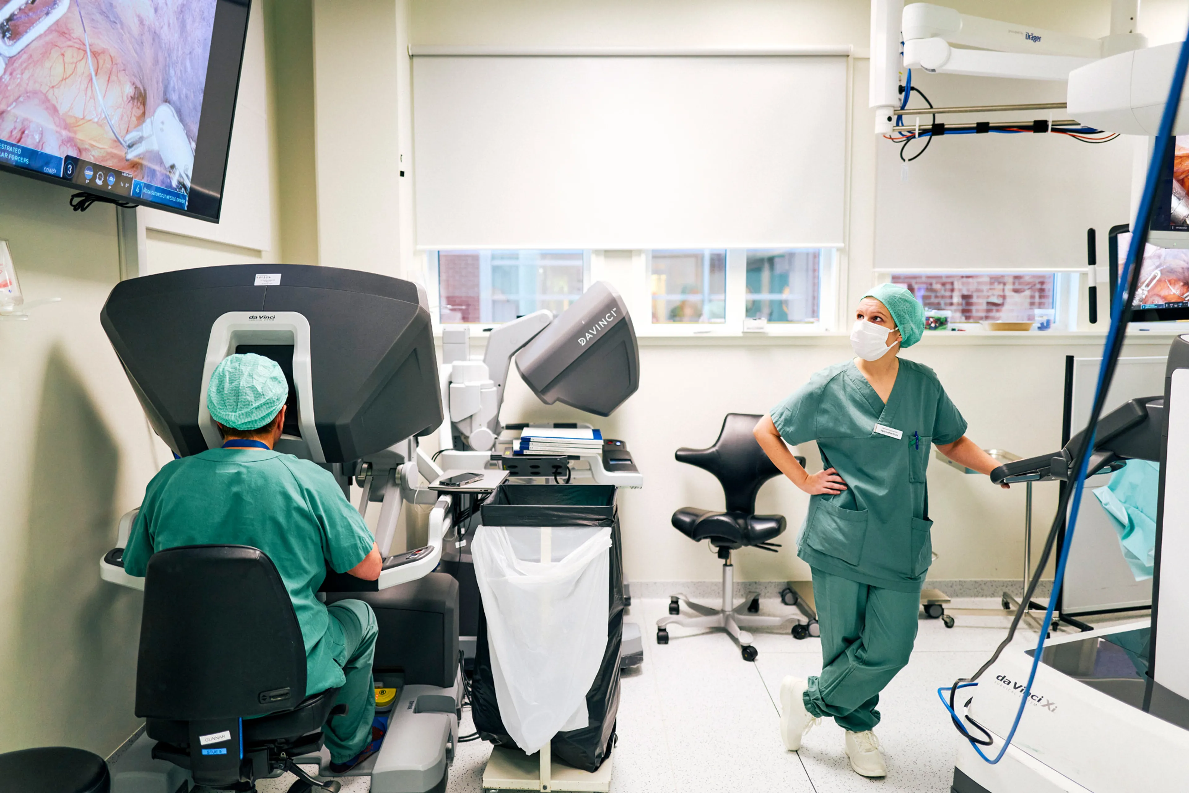 Kirurg opererer via en operasjonsrobot