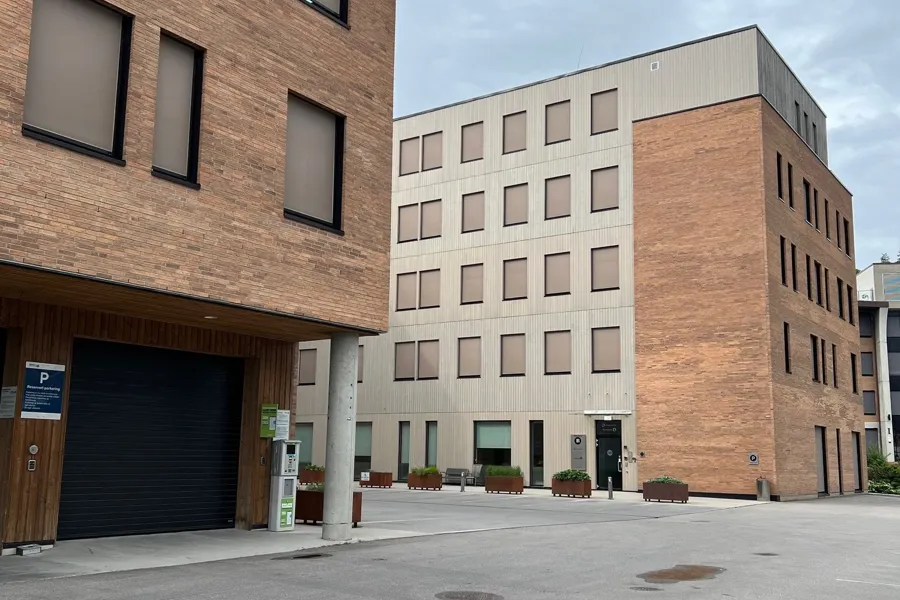 En bygning med garasje