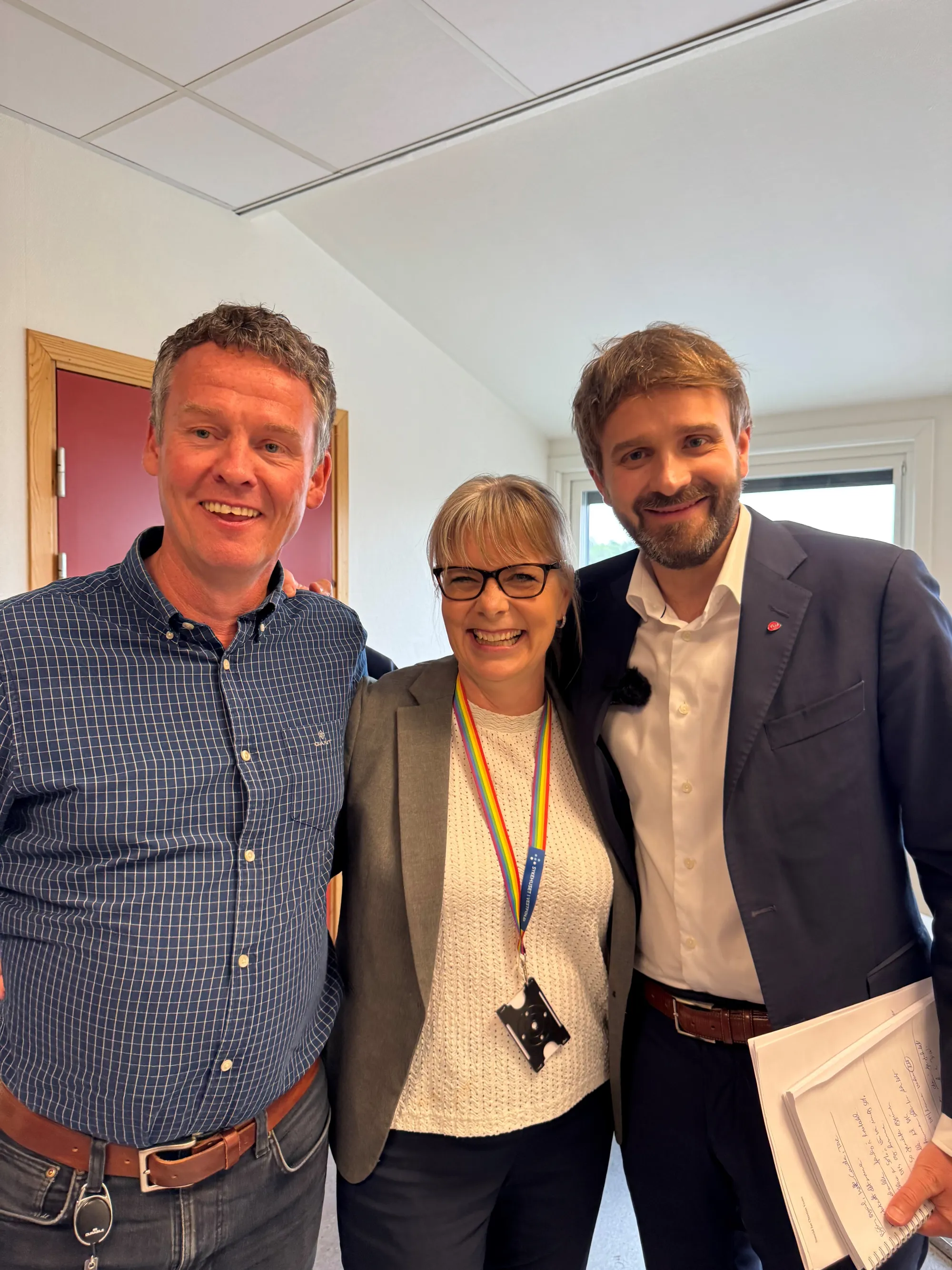 En gruppe mennesker som poserer for et bilde