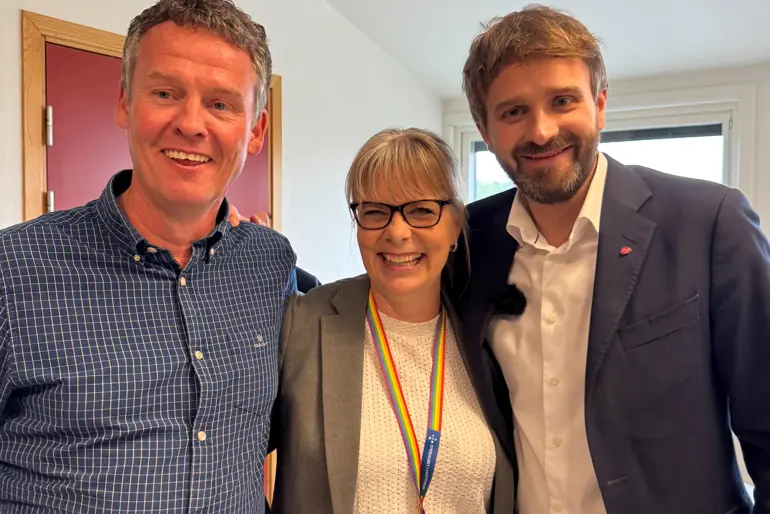 En gruppe mennesker som poserer for et bilde