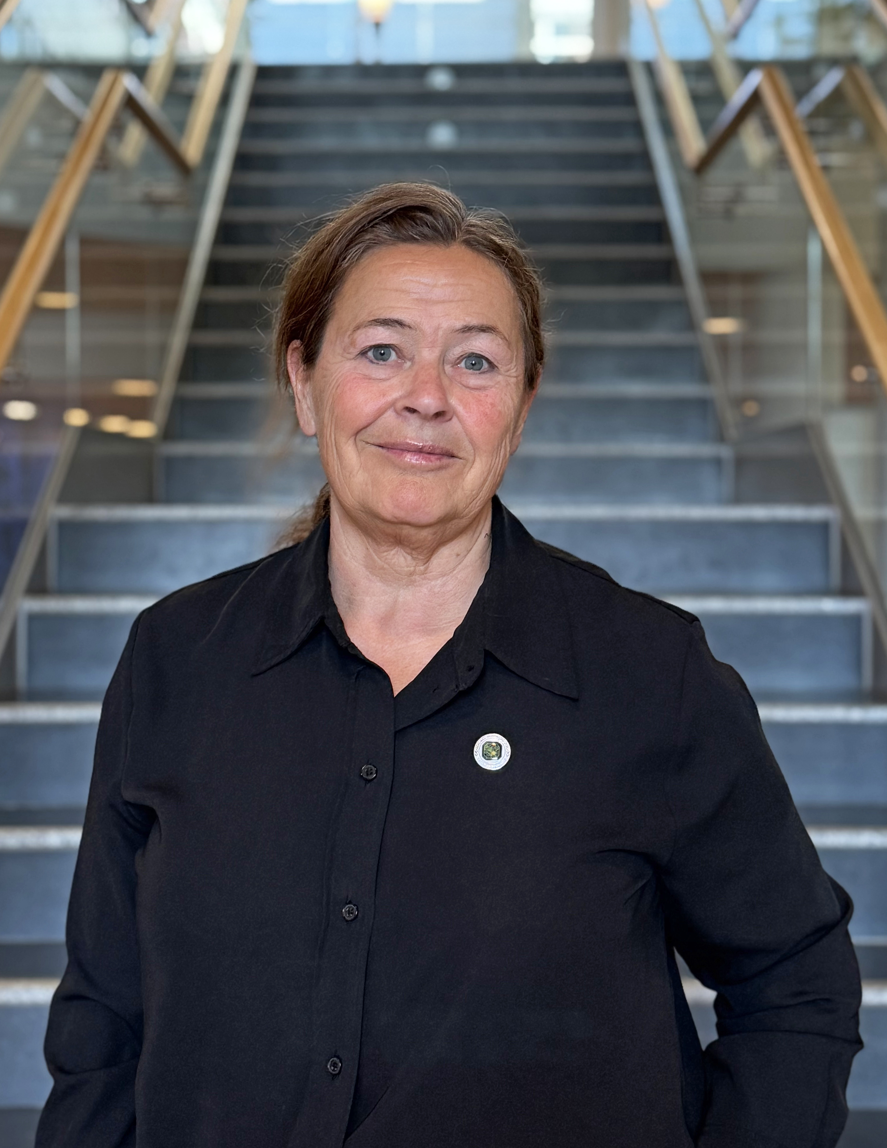 Portrettfoto av kvinne med sort skjorte