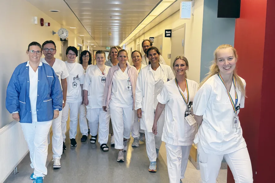 En gruppe mennesker som poserer for et bilde