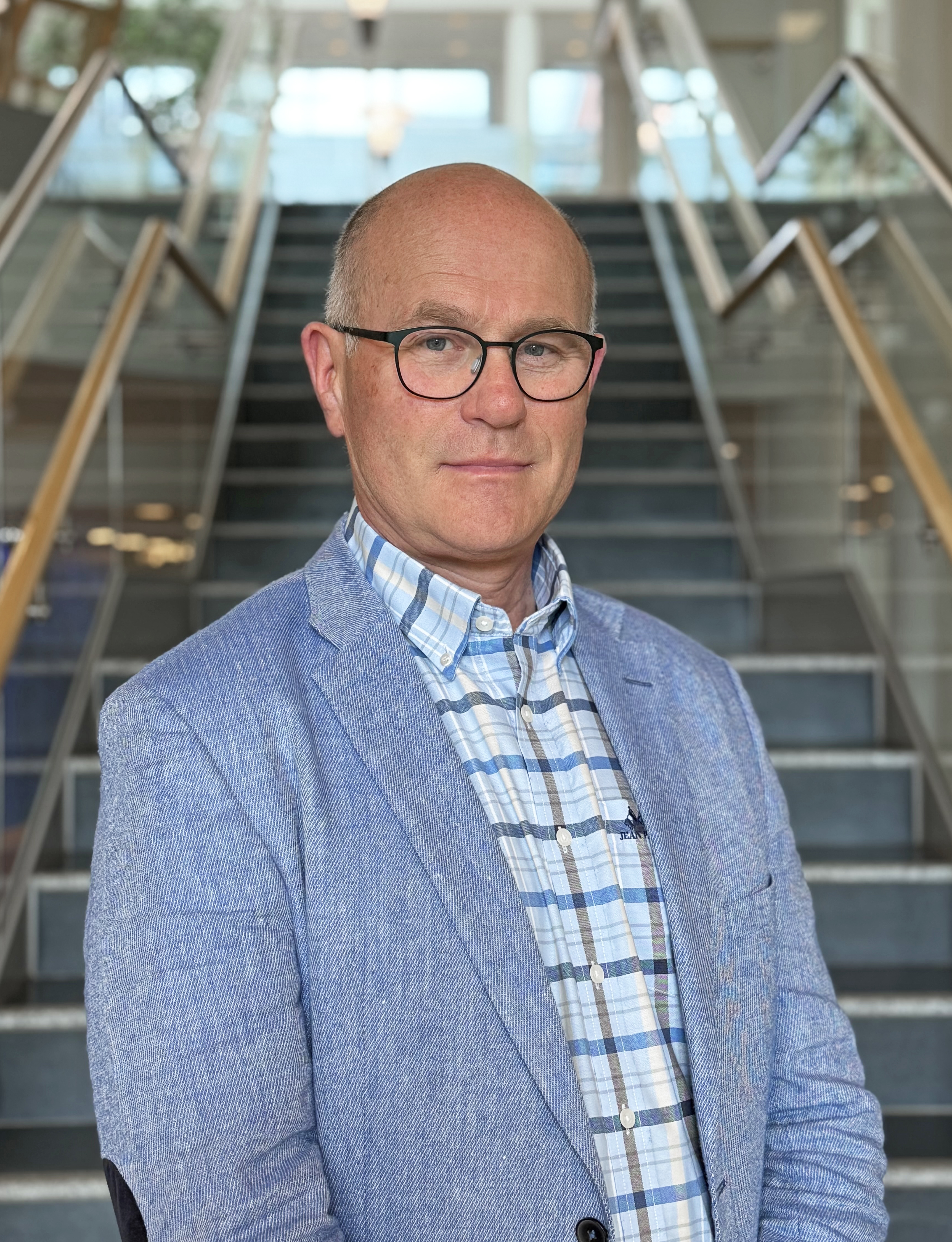 Portrettfoto av mann med blazer og skjorte
