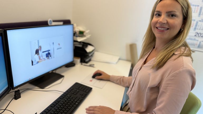 En kvinne som sitter ved et skrivebord
