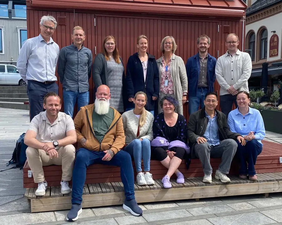 En gruppe mennesker som poserer for et bilde