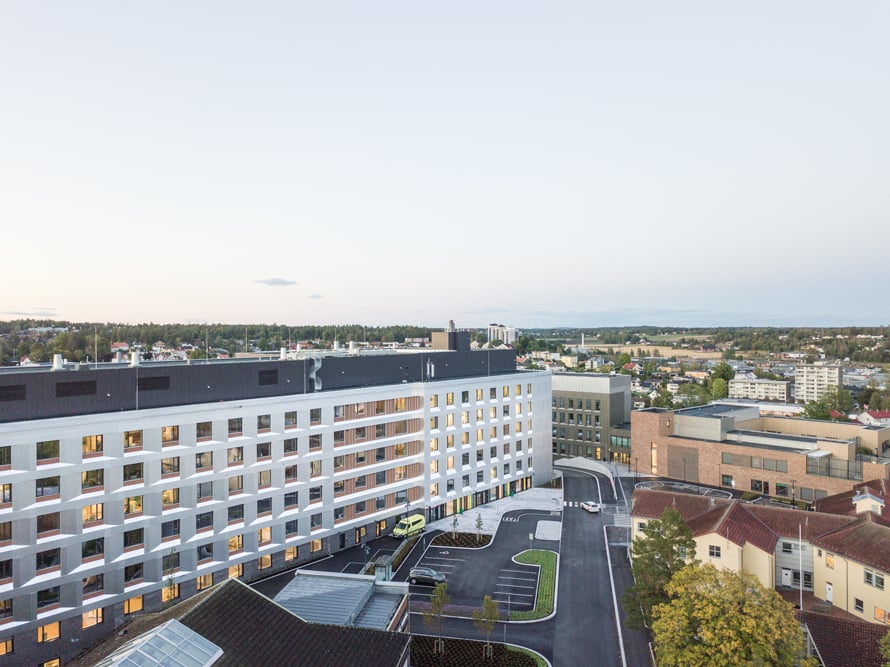 En stor bygning med mange vinduer
