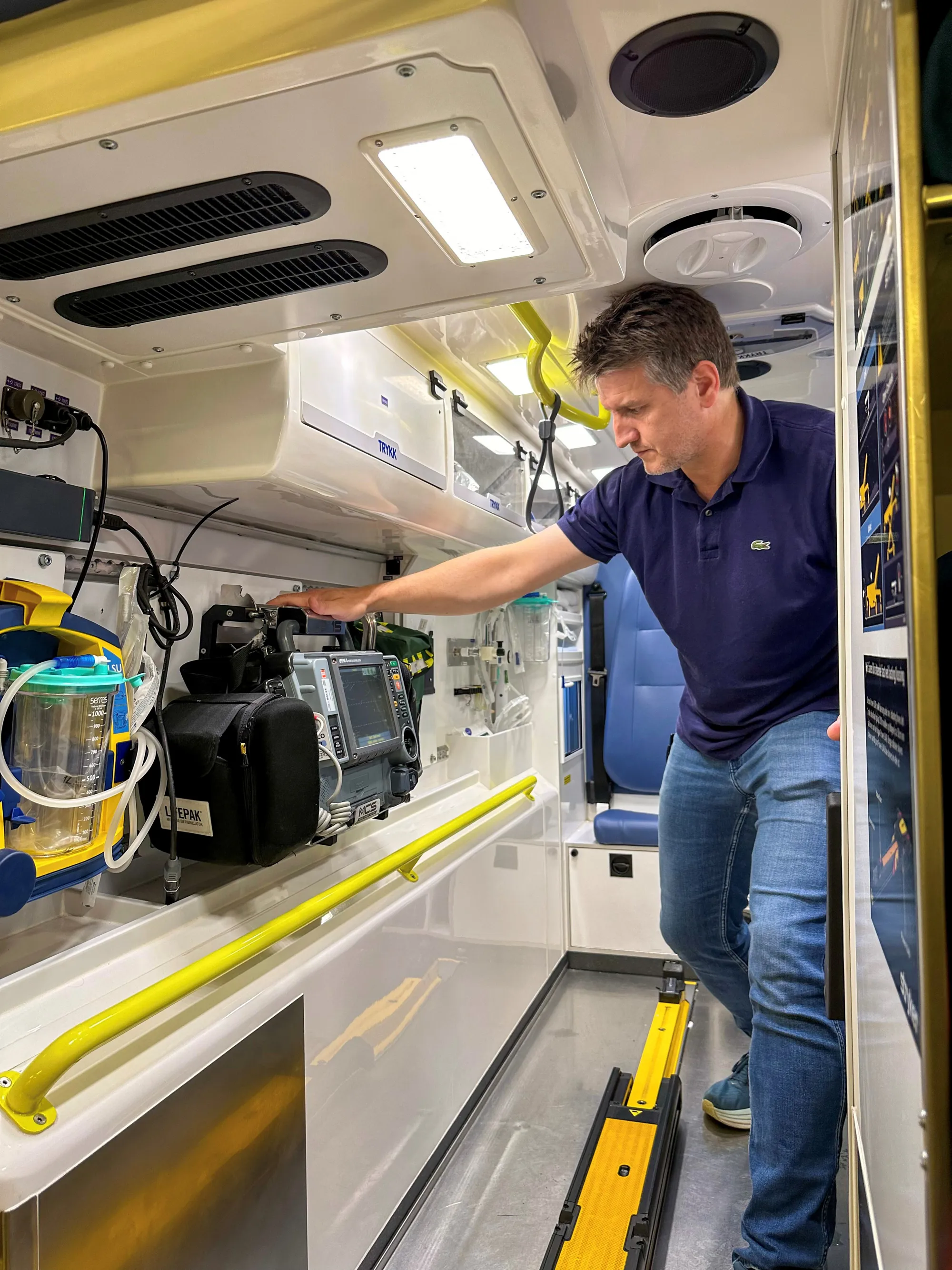 En mann som jobber på en fabrikk