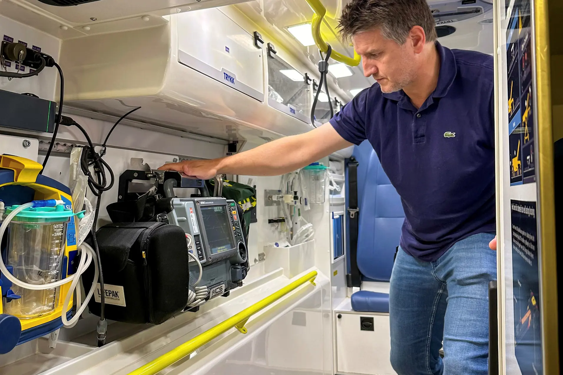 En mann som jobber på en fabrikk