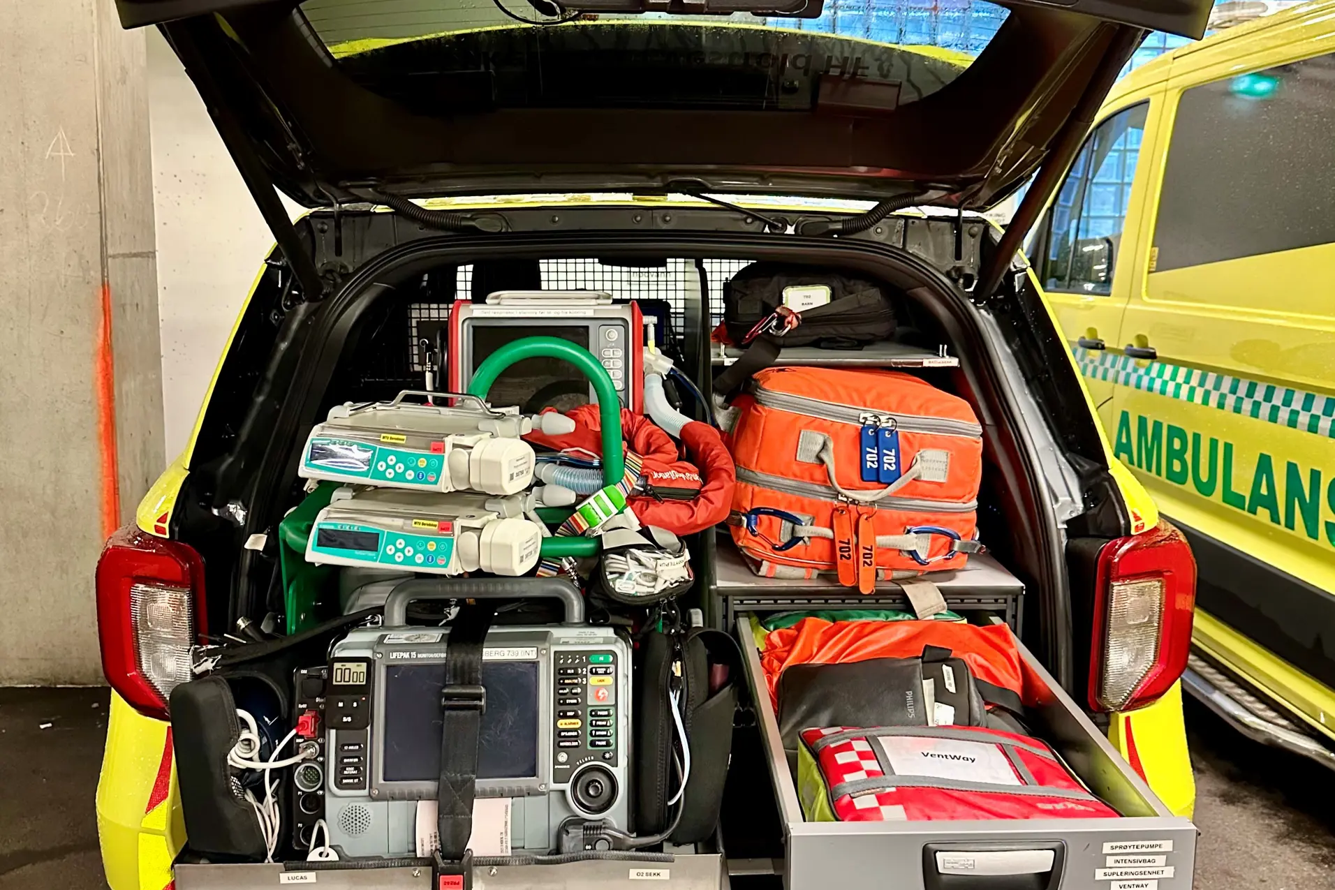 En bil med bagasjerommet åpent