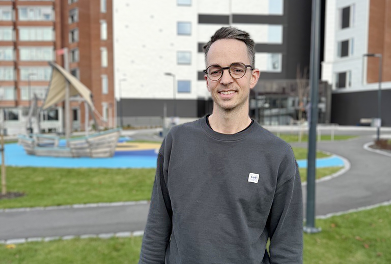 En person som bruker briller