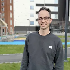 En person som bruker briller