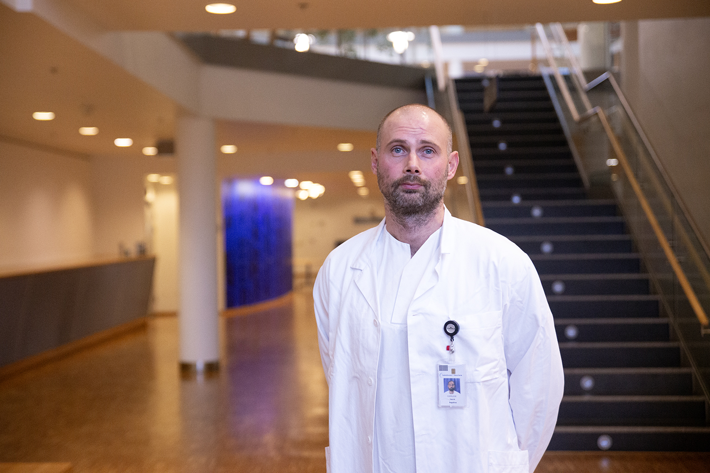 En mann iført hvit frakk