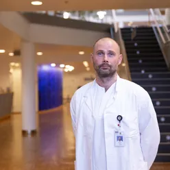 En mann iført hvit frakk