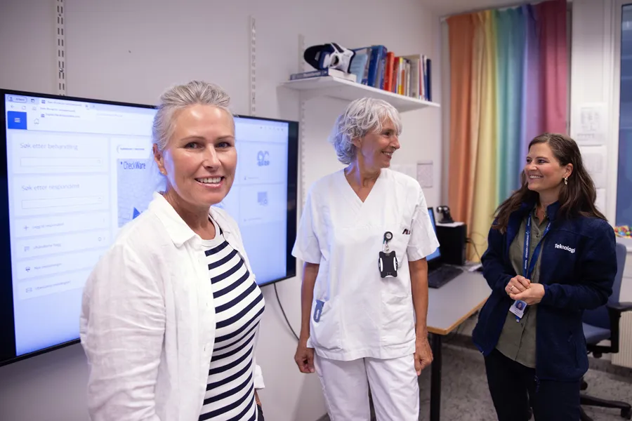 Noen få kvinner som står foran en tavle