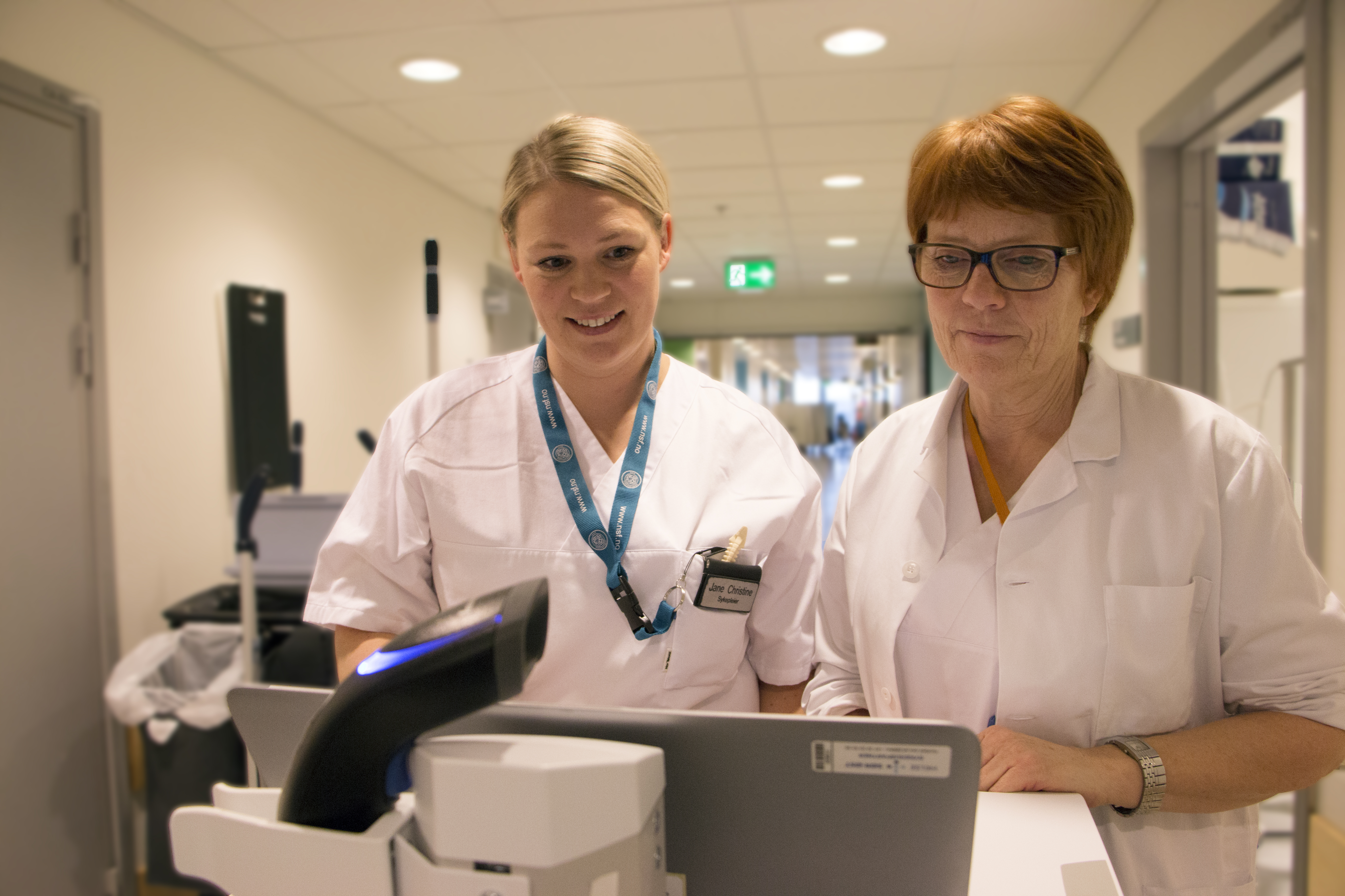 To kvinner i hvitt arbeidsantrekk