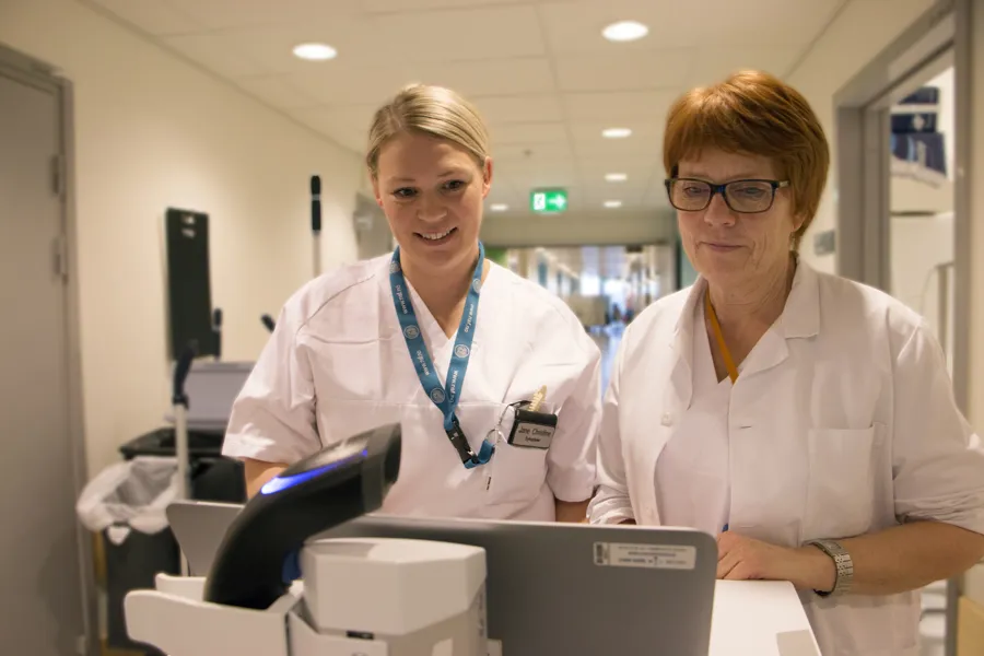To kvinner i hvitt arbeidsantrekk