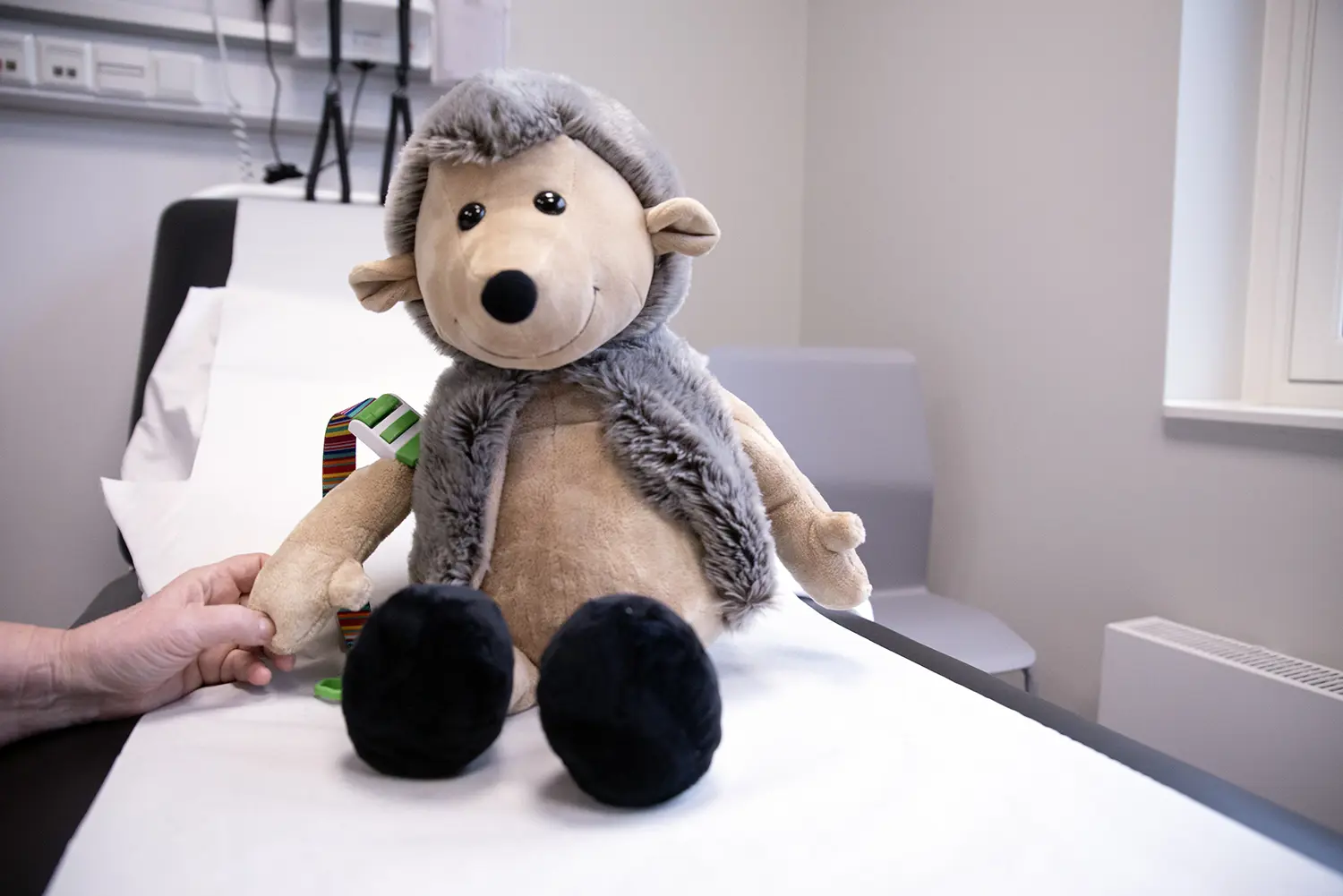 En bamse som sitter på en stol
