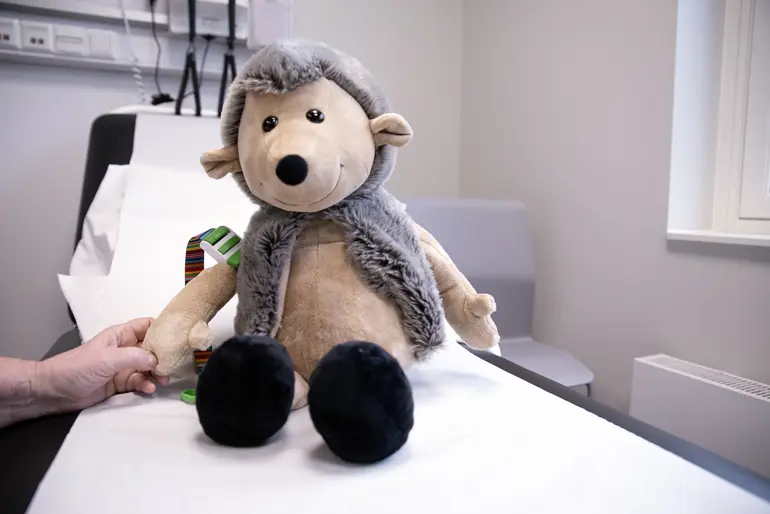 En bamse som sitter på en stol
