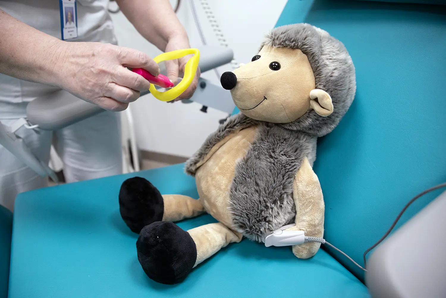 En person som skjærer en bamse