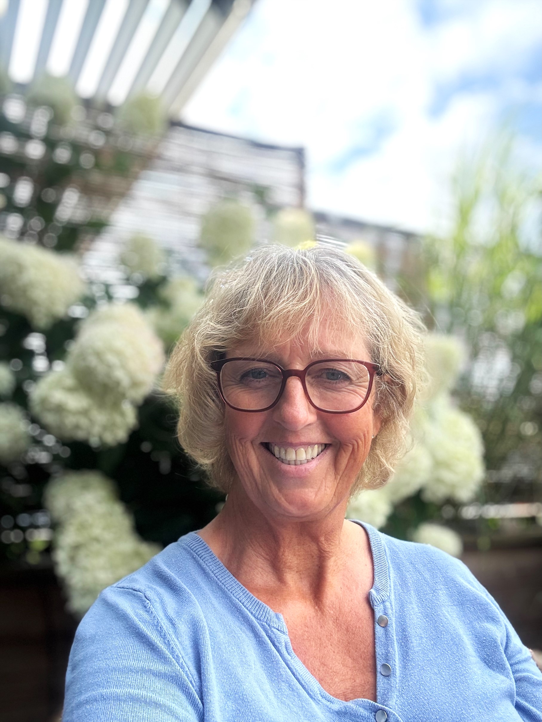 En person som smiler til kameraet