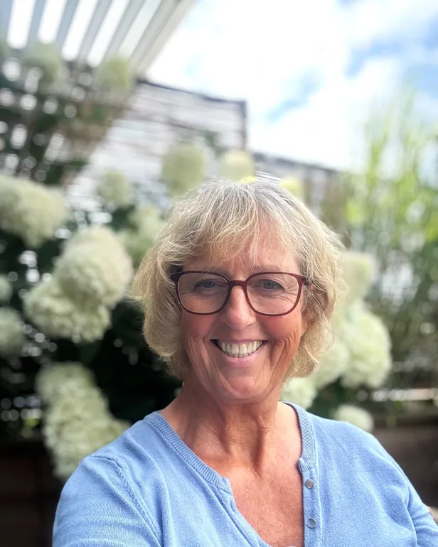 En person som smiler til kameraet