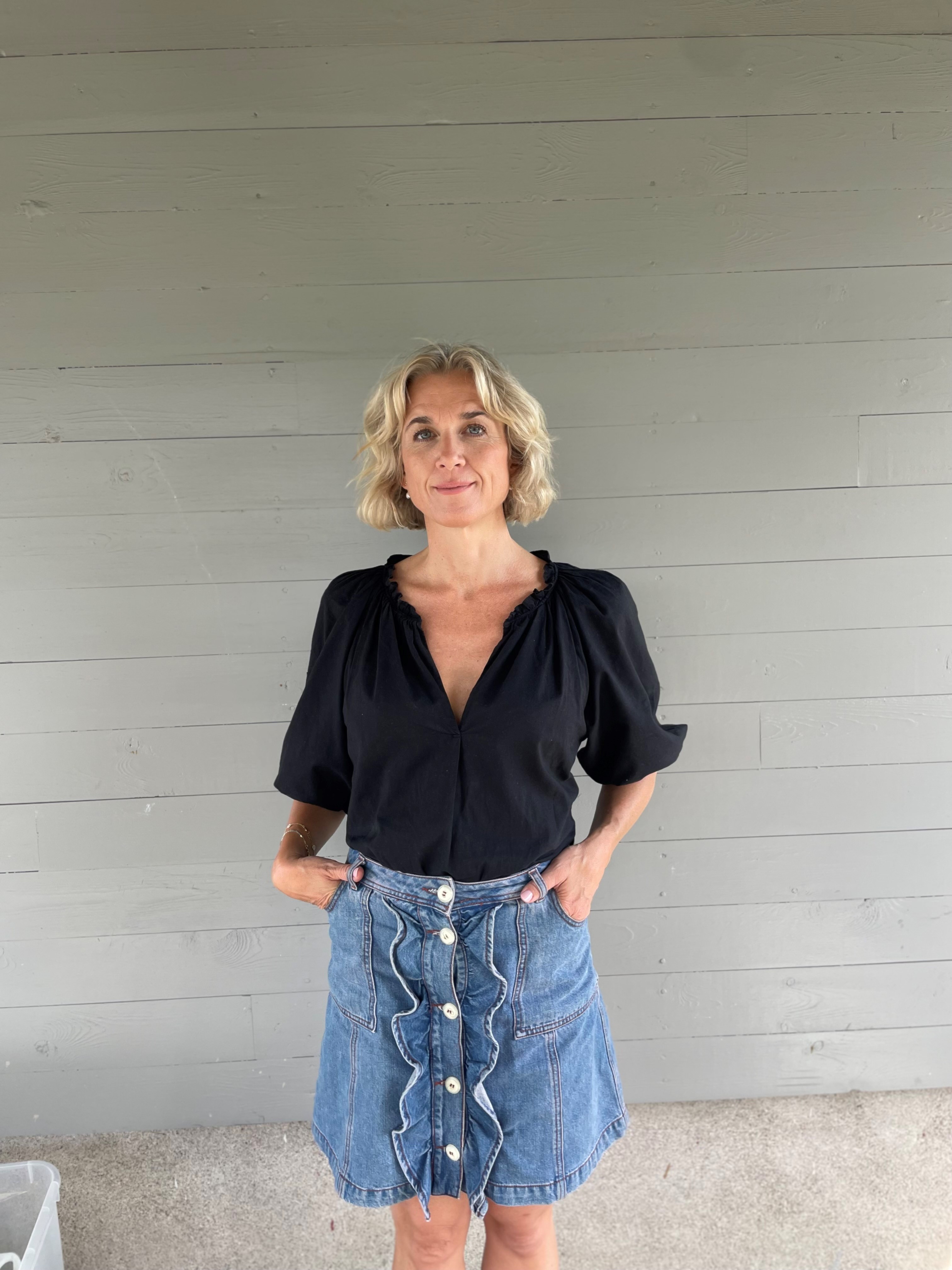 En person som står foran en hvit vegg