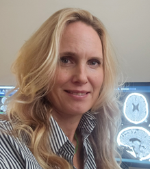 En kvinne som smiler til kameraet