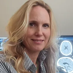 En kvinne som smiler til kameraet