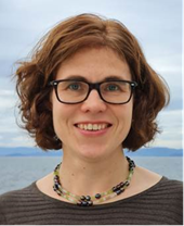 En kvinne med briller som smiler