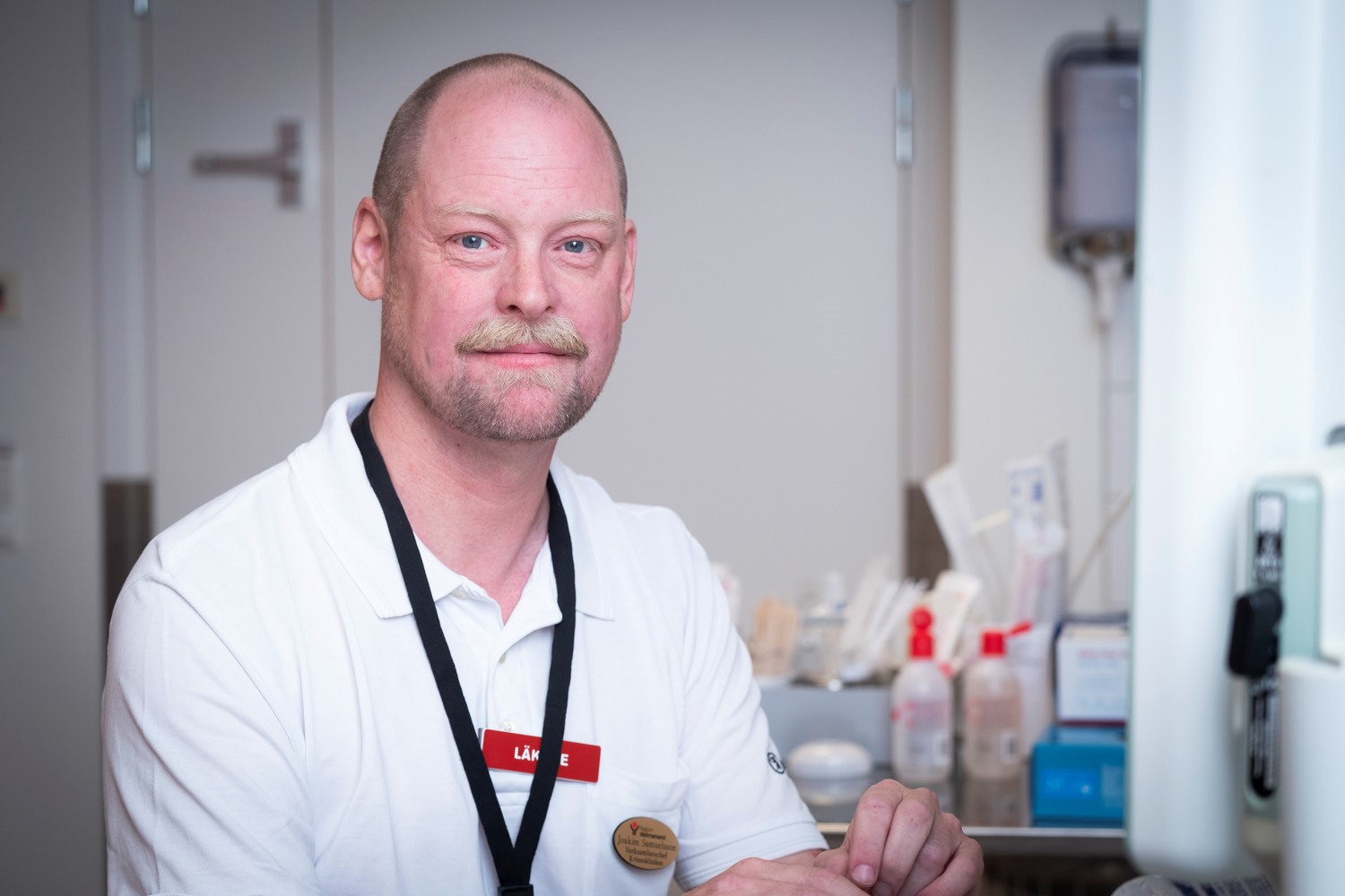 En mann iført hvit frakk