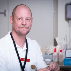 En mann iført hvit frakk