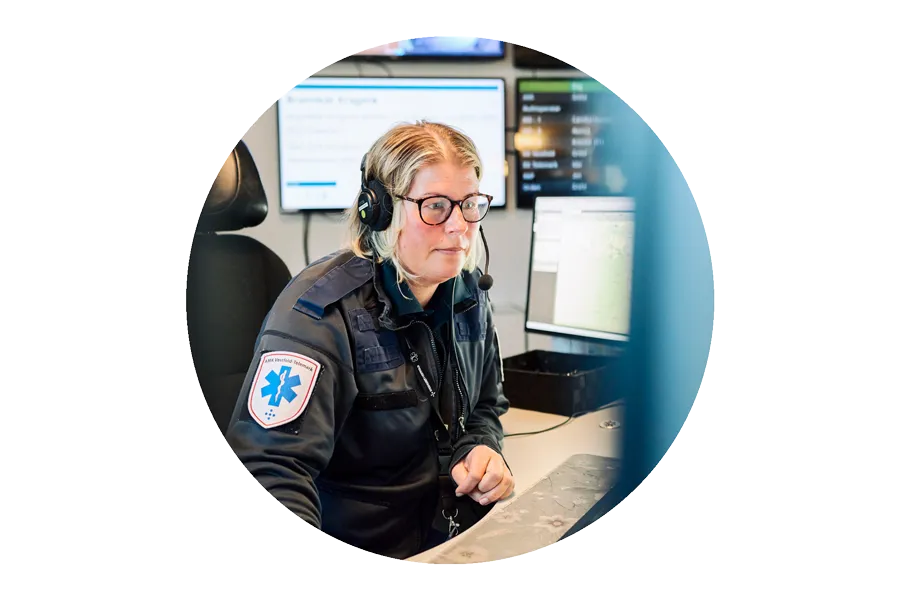 En person med hodetelefoner som sitter i et fly