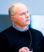 En mann iført svart skjorte