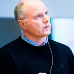 En mann iført svart skjorte