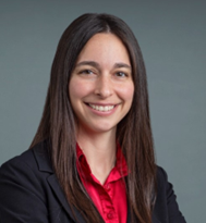 Et nærbilde av en smilende person