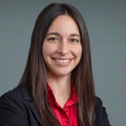 Et nærbilde av en smilende person