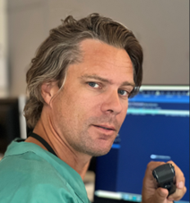 En mann med grønn skjorte