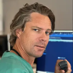 En mann med grønn skjorte