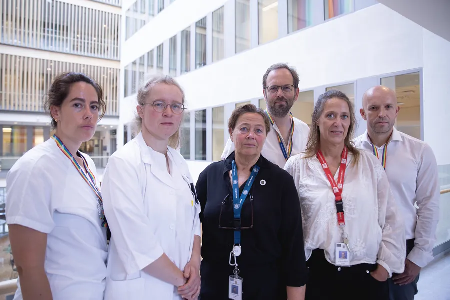 En gruppe mennesker som poserer for et bilde
